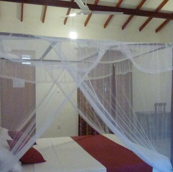 Отель Weligama Ocean Breeze