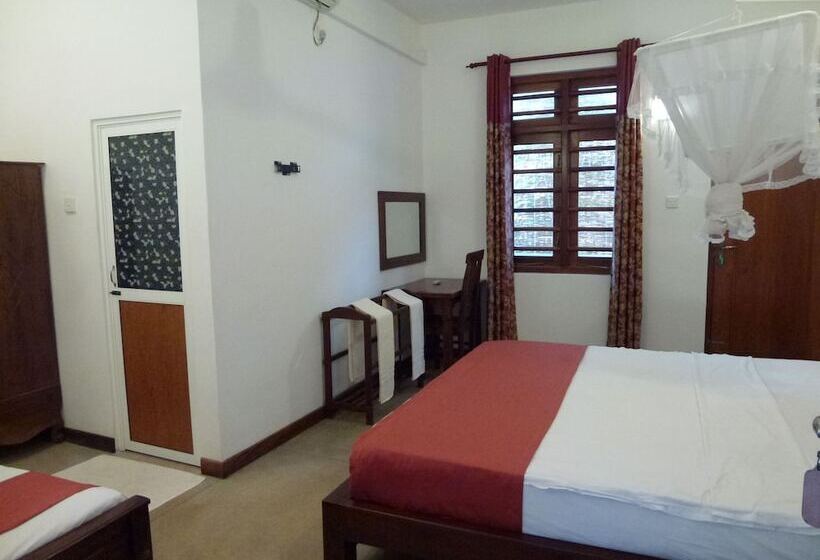 Отель Weligama Ocean Breeze