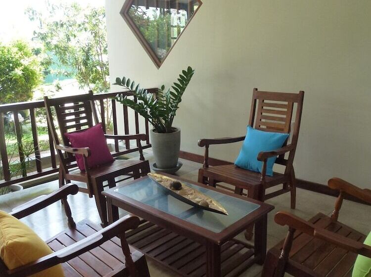 Отель Weligama Ocean Breeze