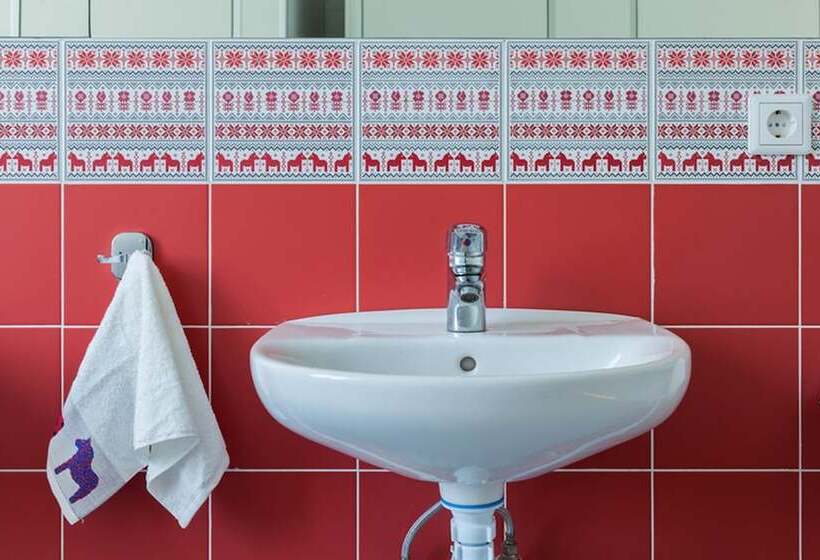 Ocharovannyy Strannik Hostel