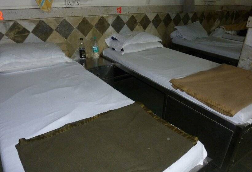 بنسيون Yadgar Guest House