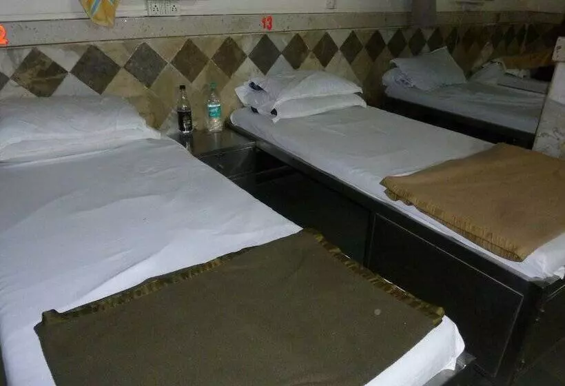 پانسیون Yadgar Guest House