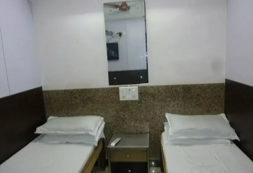 پانسیون Yadgar Guest House