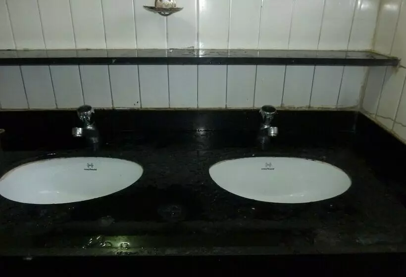 پانسیون Yadgar Guest House