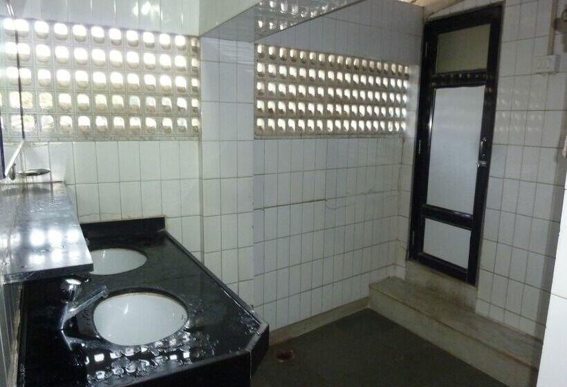 بنسيون Yadgar Guest House