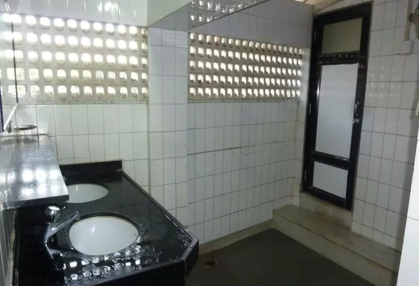 پانسیون Yadgar Guest House