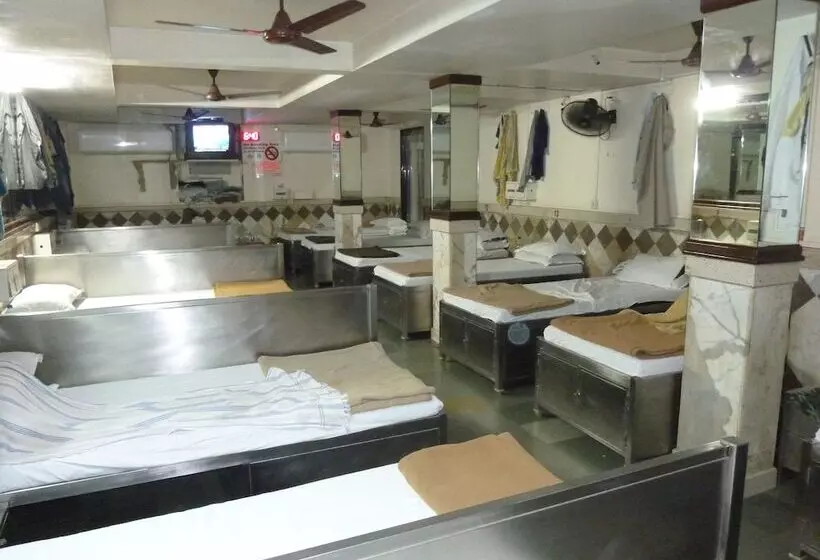 پانسیون Yadgar Guest House
