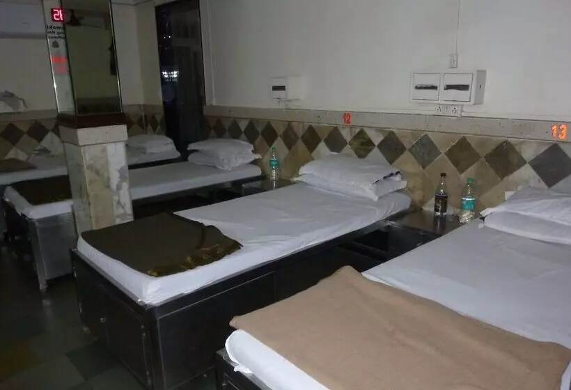 پانسیون Yadgar Guest House