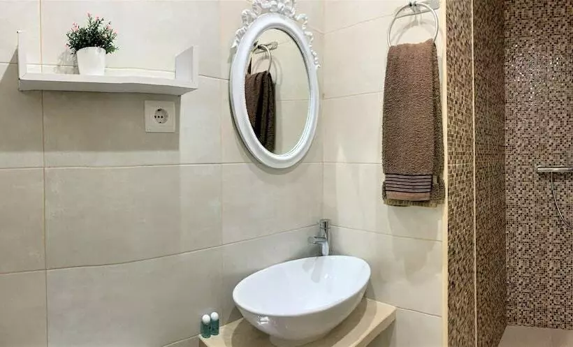 تختخواب و صبحانه Suites Inn Lagos