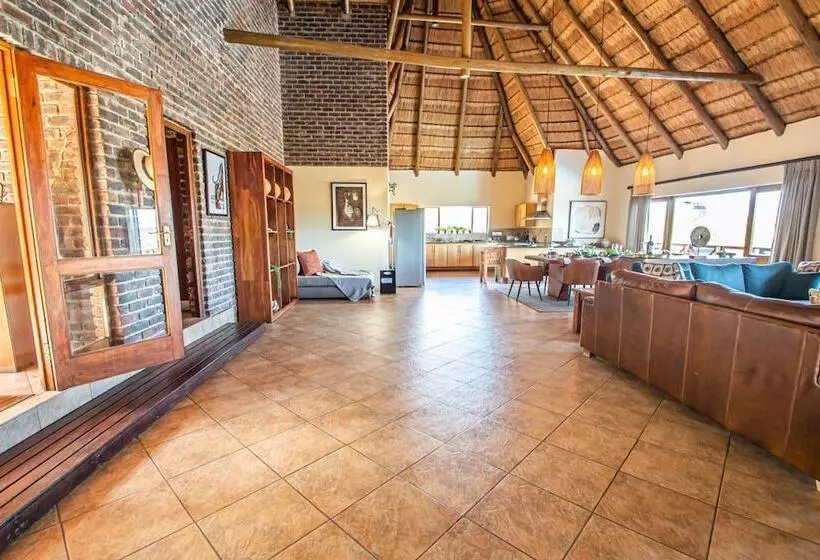 Hotelli Dinkweng Safari Lodge