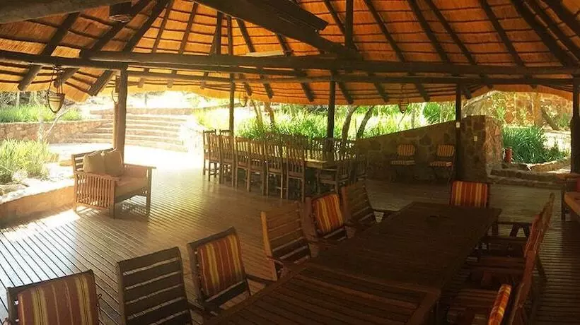 Hotelli Dinkweng Safari Lodge