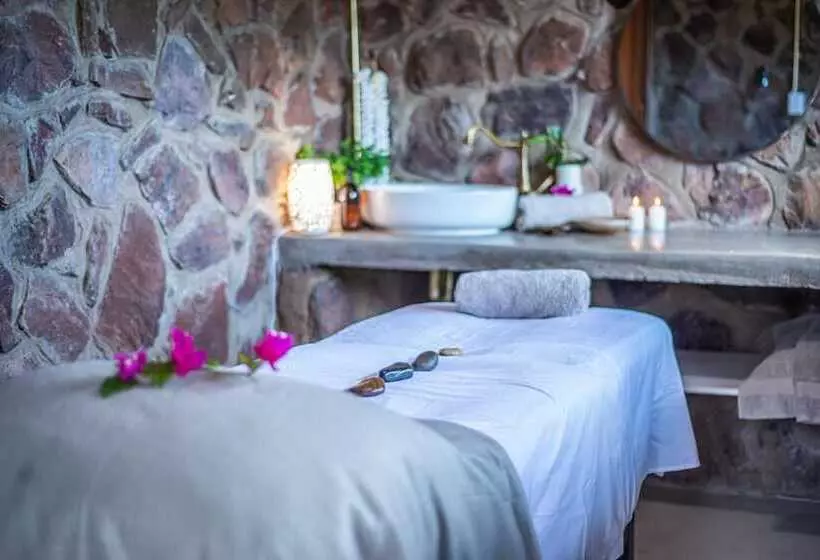 Hotelli Dinkweng Safari Lodge