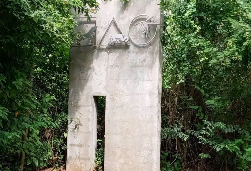 هتل Hix Island House