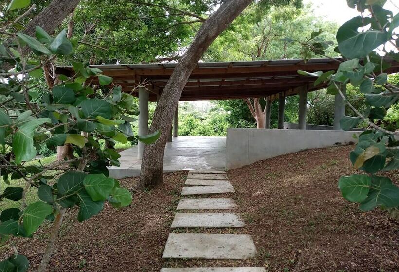 هتل Hix Island House