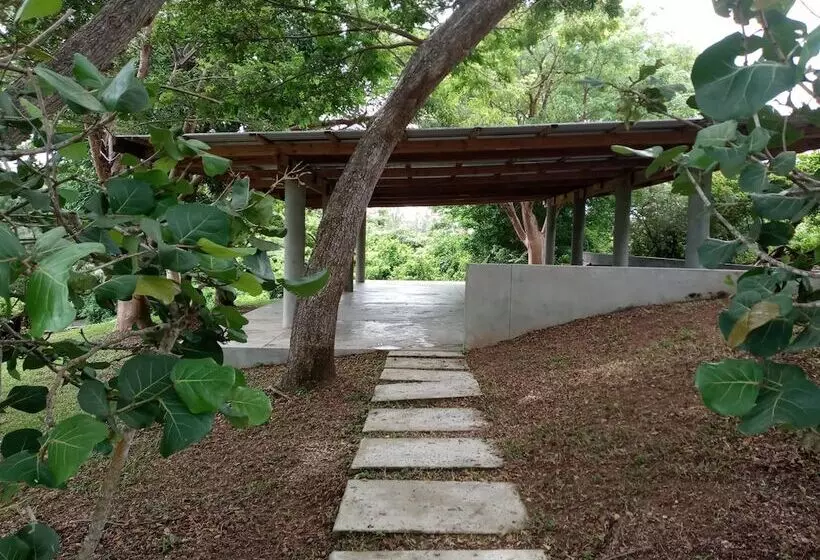 هتل Hix Island House