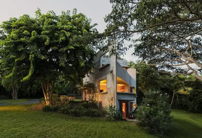 هتل Hix Island House