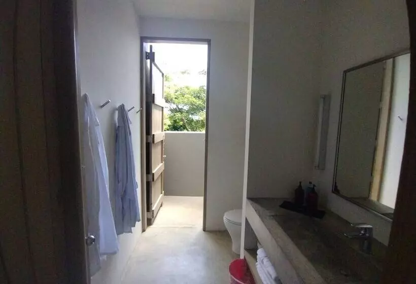 هتل Hix Island House