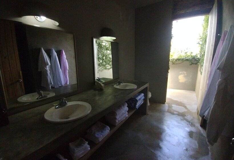 هتل Hix Island House