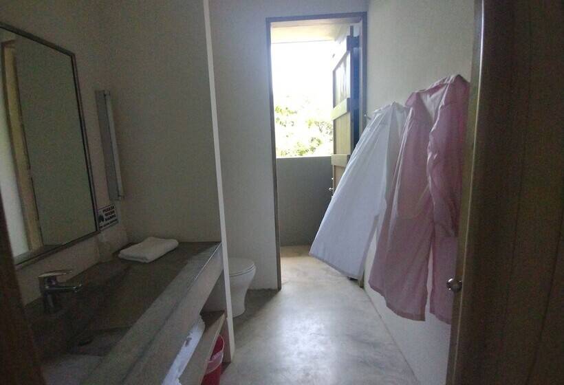 هتل Hix Island House