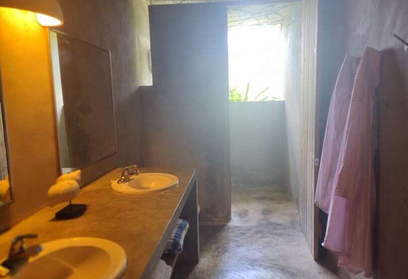 هتل Hix Island House