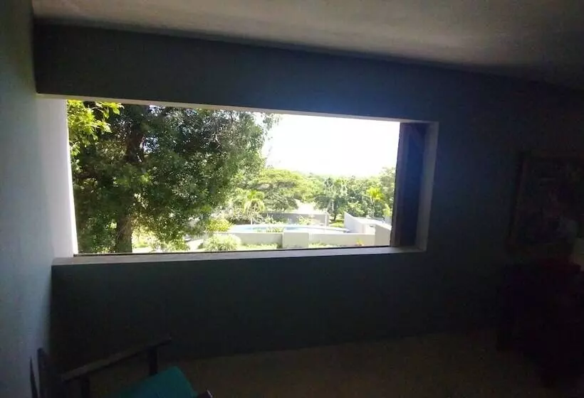 هتل Hix Island House