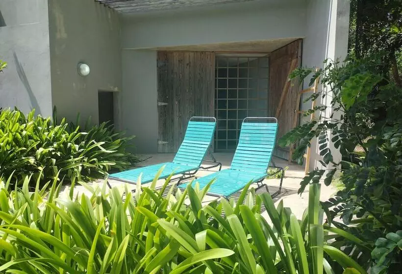 هتل Hix Island House