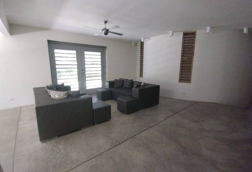 هتل Hix Island House