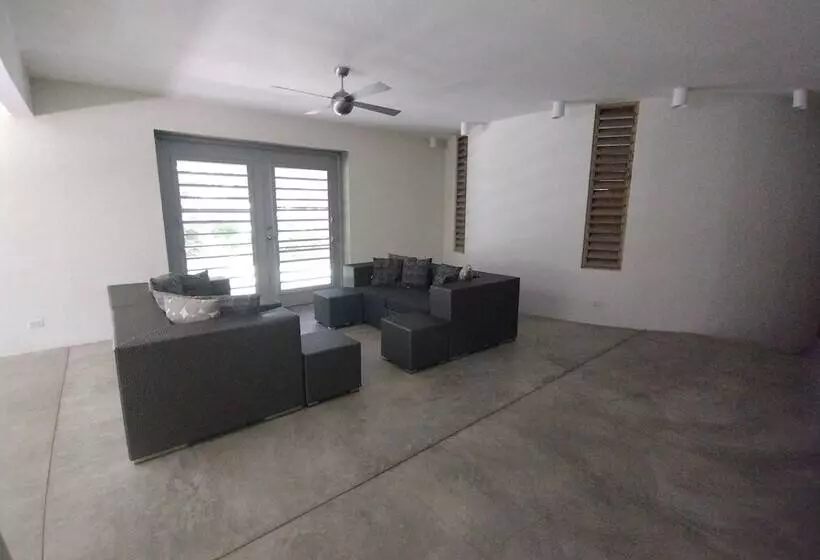 هتل Hix Island House