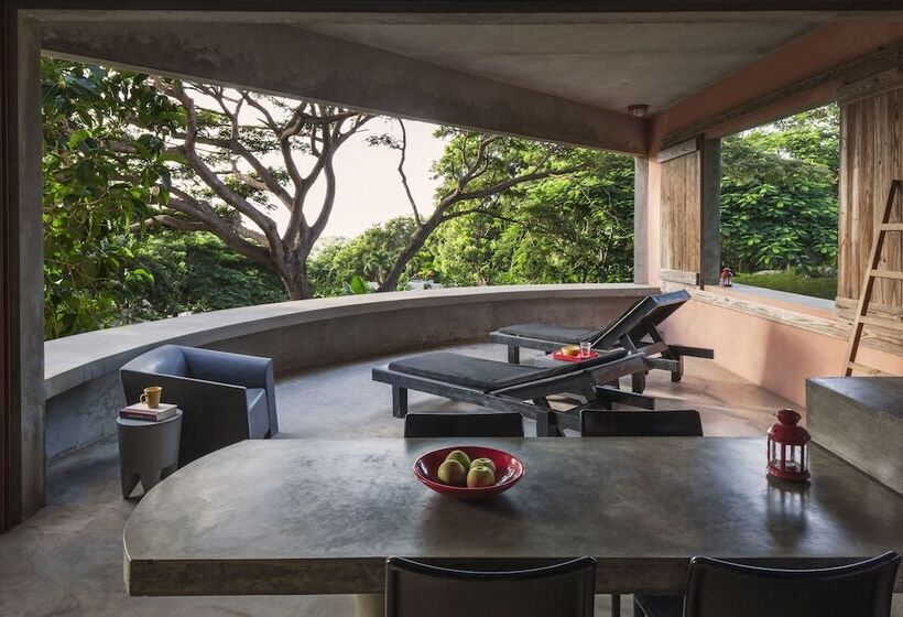 هتل Hix Island House