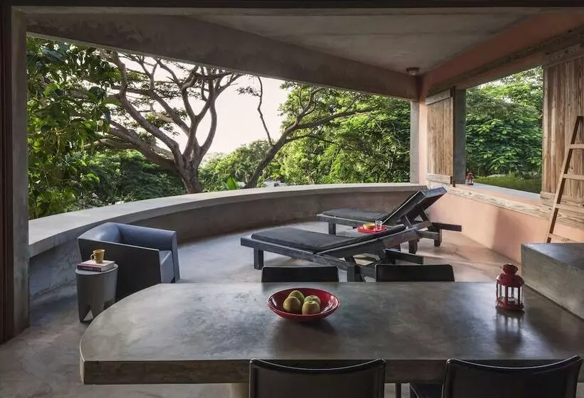 هتل Hix Island House