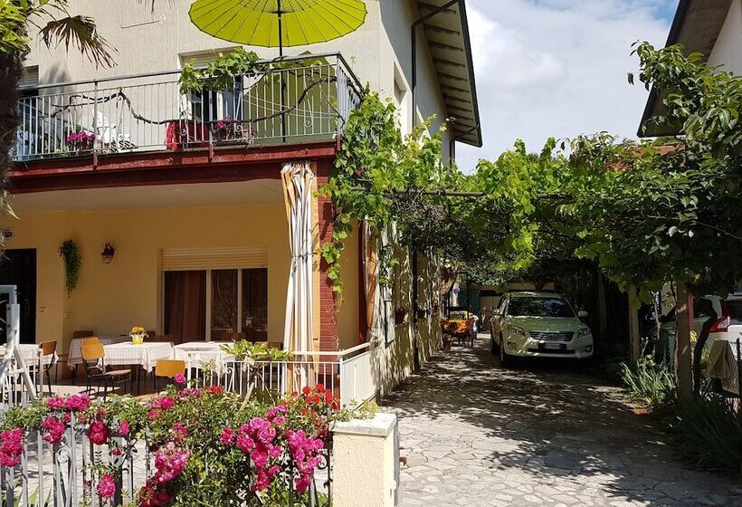 Отель Pensione Berlati