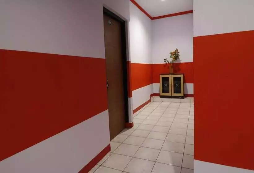 ホテル Reddoorz Plus @ Samratulangi Manado