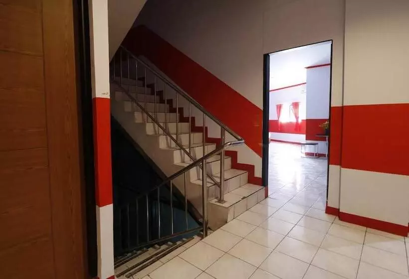 ホテル Reddoorz Plus @ Samratulangi Manado