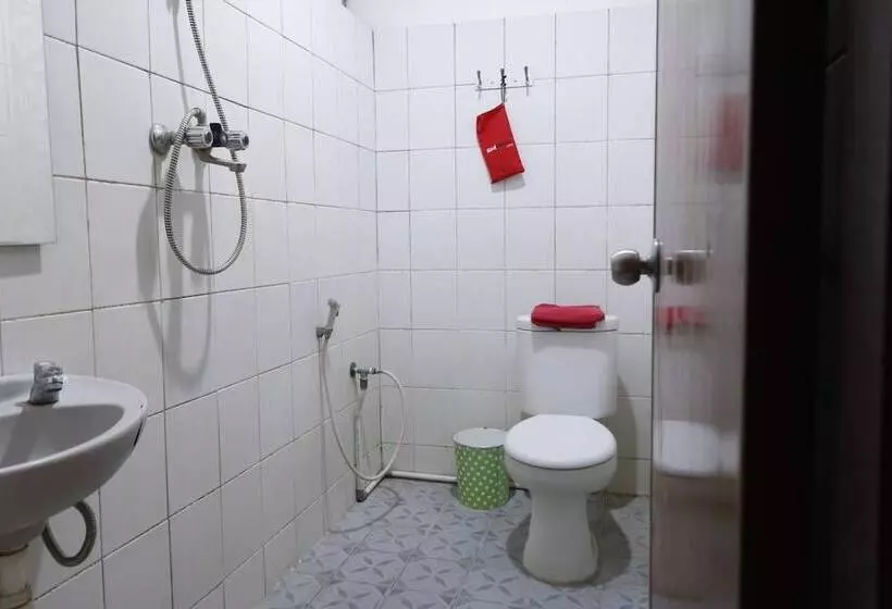 ホテル Reddoorz Plus @ Samratulangi Manado
