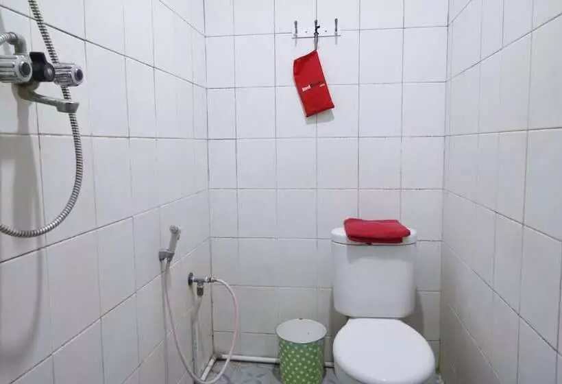 ホテル Reddoorz Plus @ Samratulangi Manado