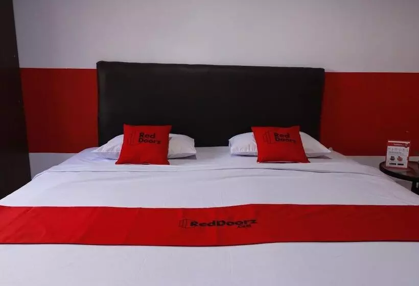 ホテル Reddoorz Plus @ Samratulangi Manado