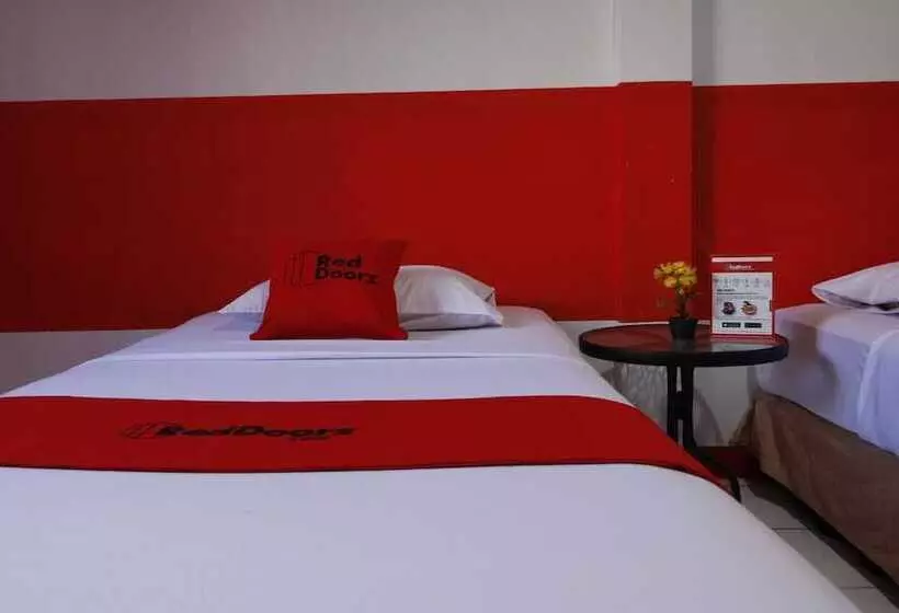 ホテル Reddoorz Plus @ Samratulangi Manado