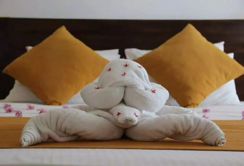 ペンション Hideaway Lodge