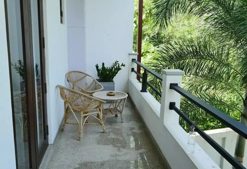 ペンション Hideaway Lodge