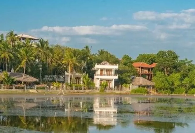 ペンション Hideaway Lodge