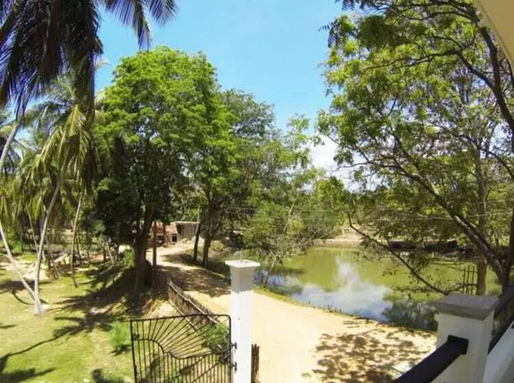 ペンション Hideaway Lodge