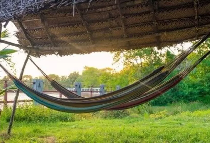 ペンション Hideaway Lodge