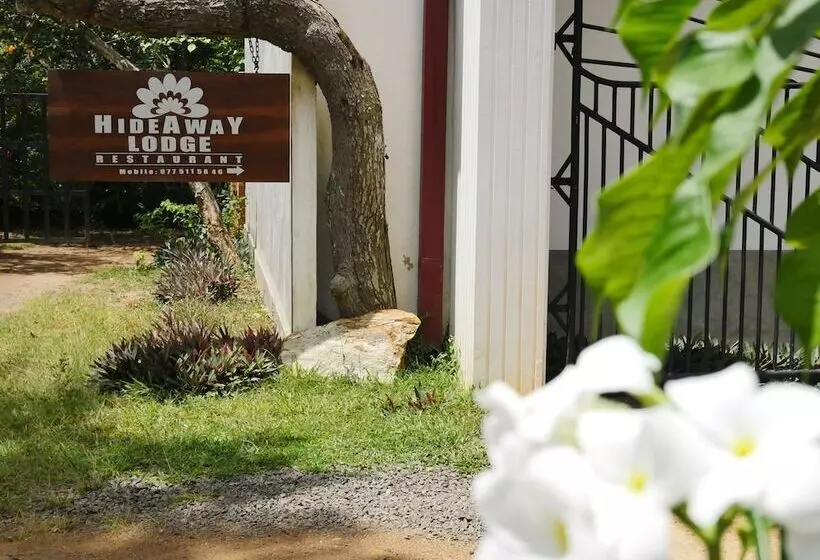 ペンション Hideaway Lodge