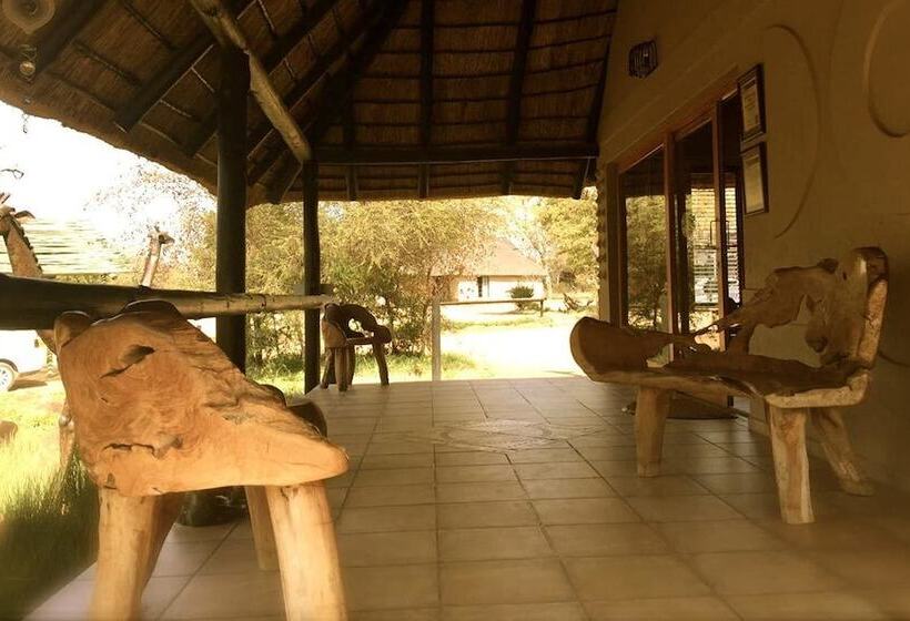 בית מלון כפרי Ukutula Lodge & Game Reserve