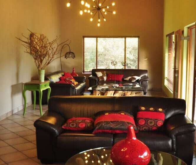 בית מלון כפרי Ukutula Lodge & Game Reserve