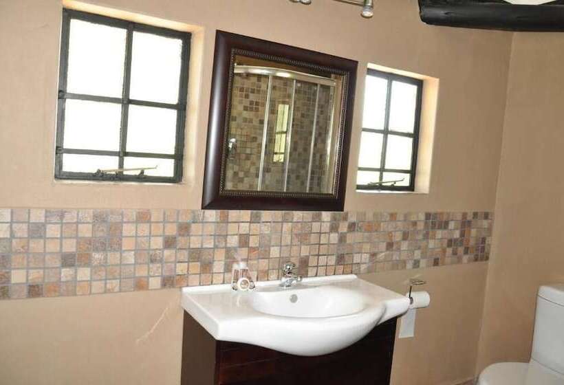 בית מלון כפרי Ukutula Lodge & Game Reserve