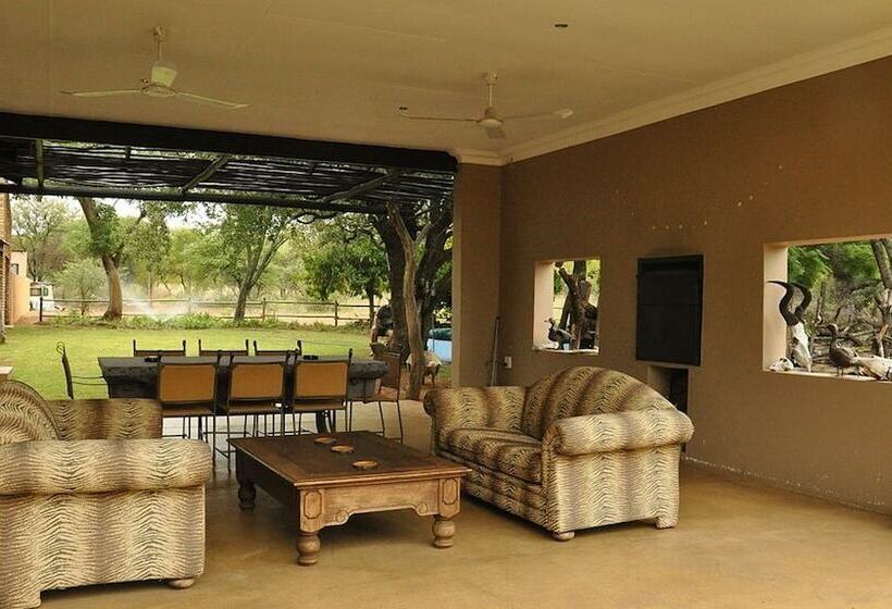 בית מלון כפרי Ukutula Lodge & Game Reserve