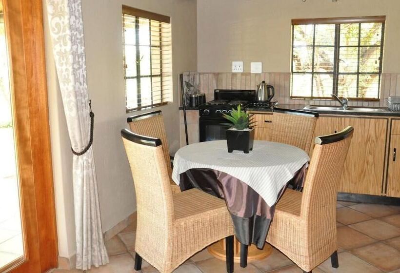 בית מלון כפרי Ukutula Lodge & Game Reserve