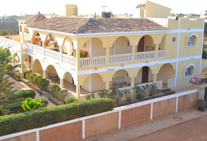 تختخواب و صبحانه La Villa Serere