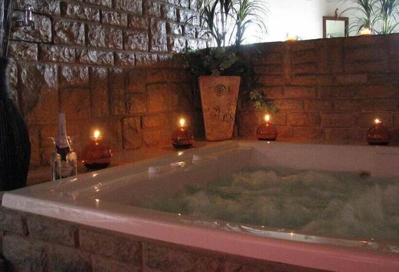 בית מלון כפרי Amanzingwe Lodge Conference Centre & Spa